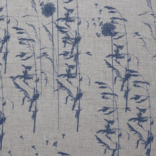 Breeze Denim - Vackert gardintyg med Blått botaniskt mönster