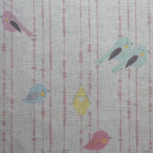 Birds Pink - Naturfärgat halvlinnetyg, Rosa pärlor med fåglar - Barntyg!