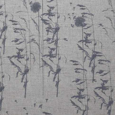 Breeze Ash - Vackert gardintyg med Grått botaniskt mönster