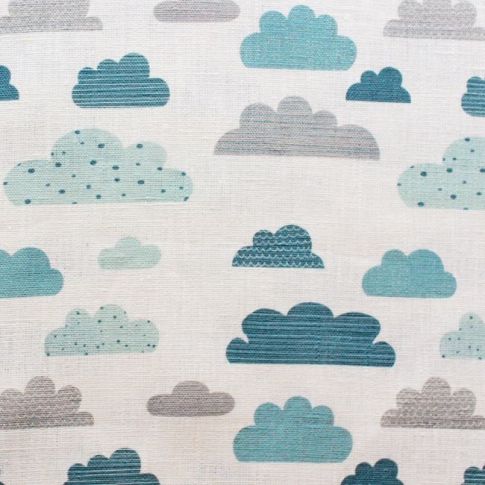 Cloud Dreams Blue - Vitt Barntyg, Blått mönster med moln!