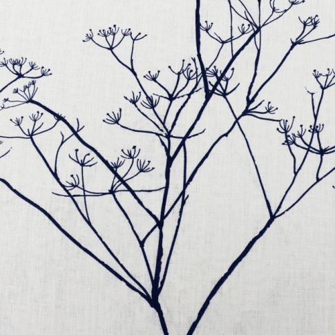 Cicely Deep Blue - Vitt linnetyg, mörkblått botaniskt mönster