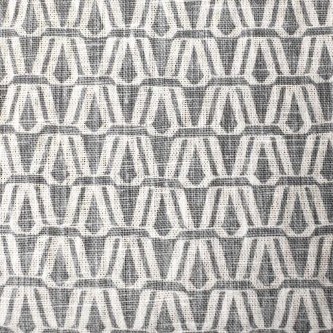 Ilva Greige - Vitt linnetyg, grått abstrakt mönster