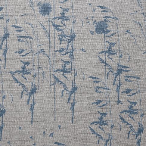 Breeze True Blue - Vackert gardintyg med Blått botaniskt mönster